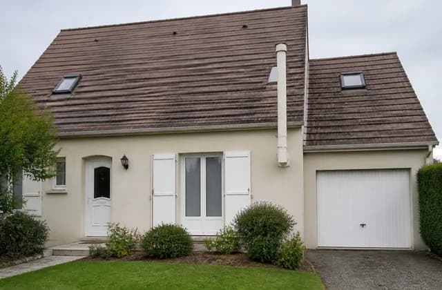 Maison individuelle des années 1990 avec garage